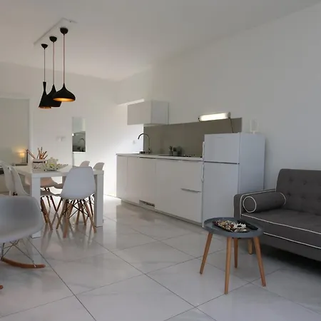 In With Two-bedrooms 9 *